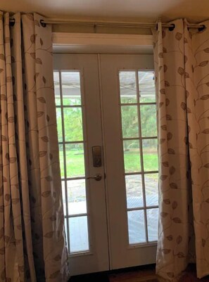 Interior - 6br@BroadSt, Sleeps 13, 1 block to campus+downtown (Hamilton)