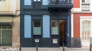 Un edificio con fachada azul, una entrada visible y un letrero con el número 4.
