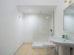Een douche, een haardroger, handdoeken, zeep
