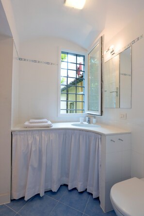 Dusche, Haartrockner, Handtücher, Toilettenpapier