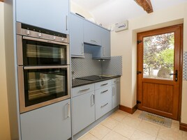 Cottage | Private kitchen | Fridge, dishwasher, electric kettle, toaster