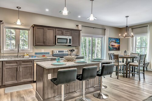 Shipbuilder’s Retreat sleeps 6, 5 minutes to Harbor