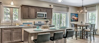 Shipbuilder’s Retreat sleeps 6, 5 minutes to Harbor