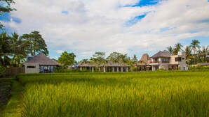 A series of villas with a large rice field in the foreground. - Villa Lumia - 4BR · 20m Pool · Jacuzzi · Private Chef · Rice Fields · Ubud (Ubud)