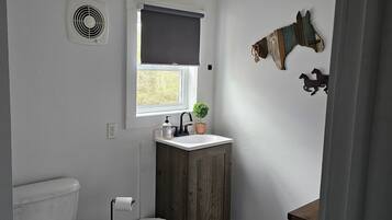 Dusj, håndklær, såpe og toalettpapir