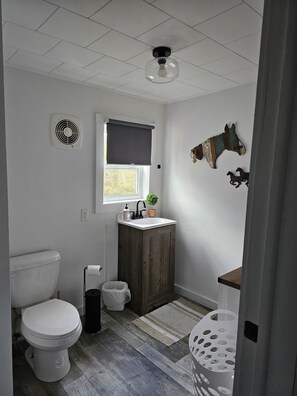 Regadera, toallas, jabón, papel de baño 