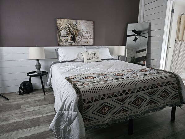 1 室のベッドルーム、デスク、WiFi (無料)、ベッドシーツ