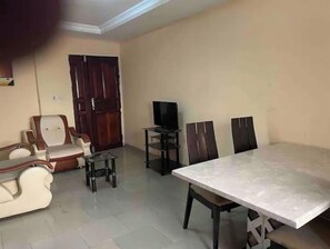 Dining - Wonderful 1-bedroom fully serviced flat in Labone (Accra)