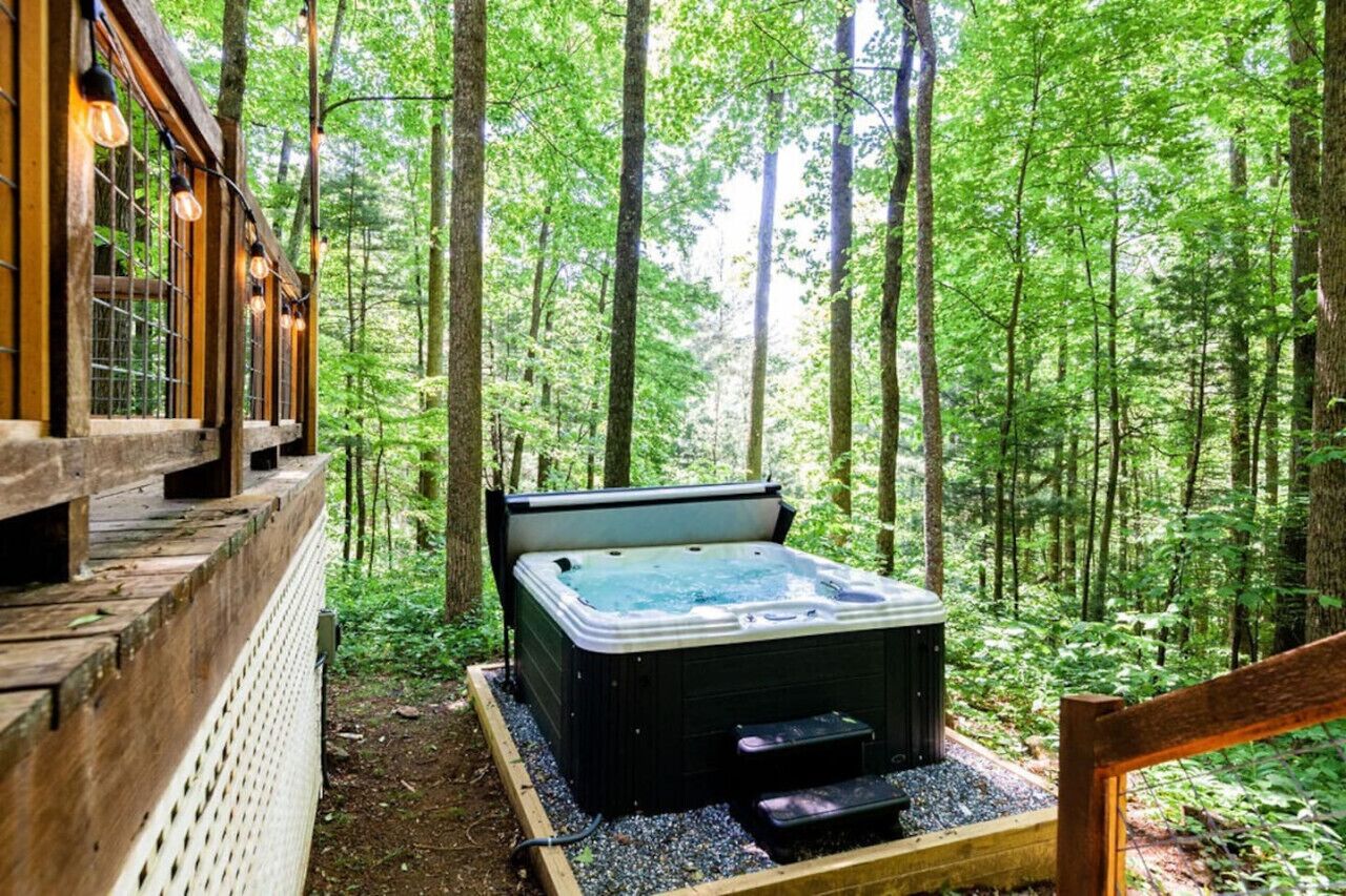 Poreallas sijaitsee metsäisellä alueella, ja siinä on puinen terassi sekä koristeelliset valonauhat.