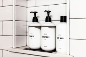 Duschwanne, Haartrockner, Handtücher