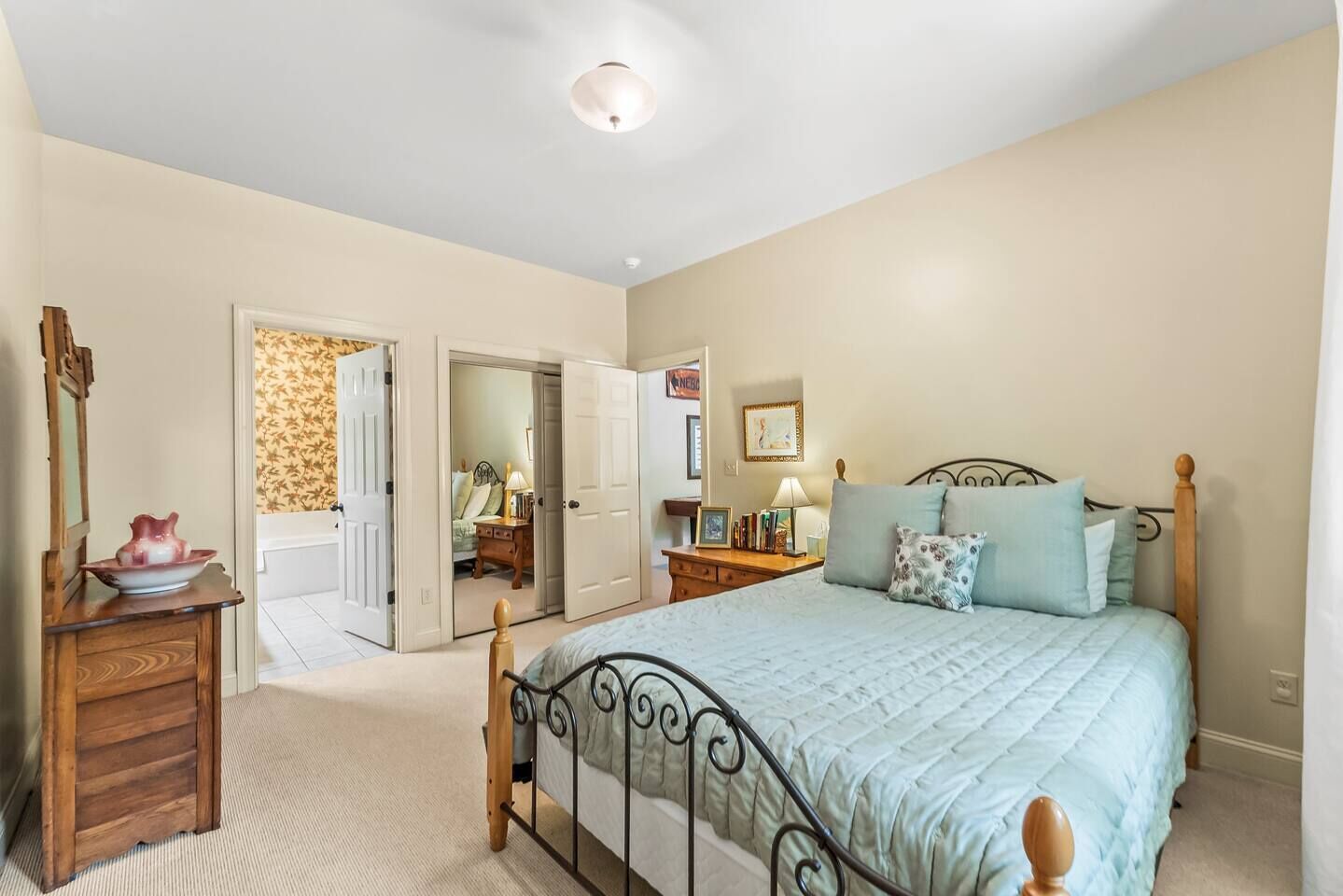 Iron/ironing board, WiFi, bed sheets