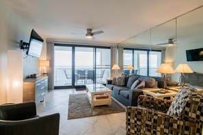 Condo, 3 Bedrooms | Living room