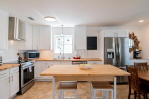 House, 5 Bedrooms | Private kitchen