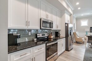 House, 2 Bedrooms | Private kitchen
