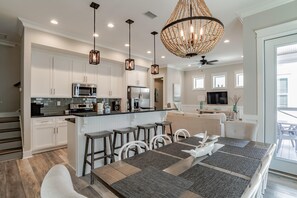 House, 2 Bedrooms | Dining