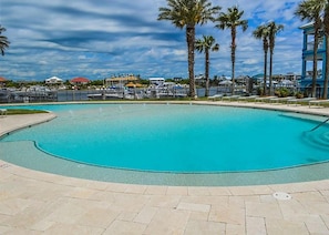 Una piscina techada, una piscina al aire libre