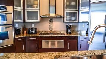 Condo, 2 Bedrooms | Private kitchen
