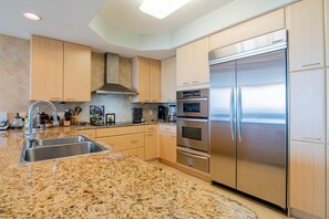 Condo, 3 Bedrooms | Private kitchen