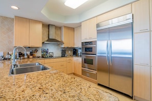 Condo, 3 Bedrooms | Private kitchen
