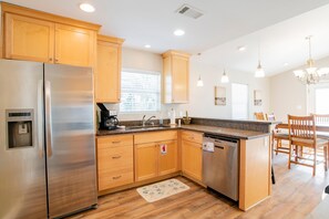 House, 4 Bedrooms | Private kitchen