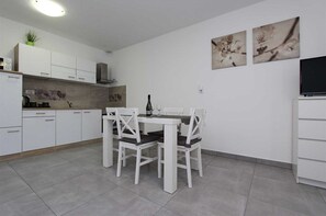 Fridge, microwave, oven, coffee/tea maker