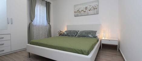 1 dormitori, planxa i posts de planxar, wifi gratuïta i roba de llit