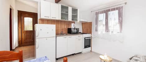 Frigorífico, microondas, horno y placa de cocina