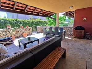 Outdoor dining - Luxurious 2-bedroom apartment with terrace and pool (Vinišce)