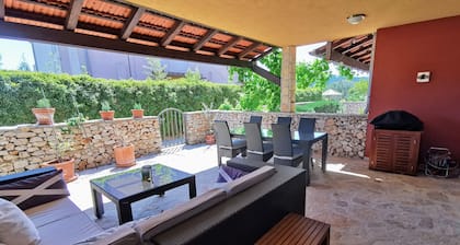 Luxuriöse 2-Zimmer-Wohnung mit Terrasse und Pool
