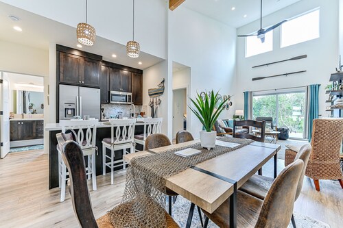 Canal-Front Duplex · 2 Hot Tubs · Sleeps 16 · Pets