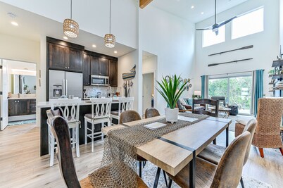 Adjoining Waterfront Homes, Pets, Hot Tubs, Groups