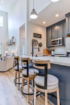 ثلاجة، ميكروويف، فرن، موقد طهي مسطح