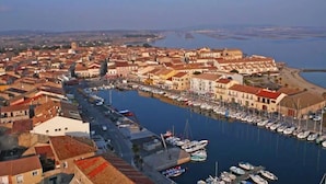 A coastal town with a marina, historic buildings, and a clear view of the sea. - 25 Very large M-Home quiet nature air conditioning Bedarieux sleeps 4 (Bédarieux)