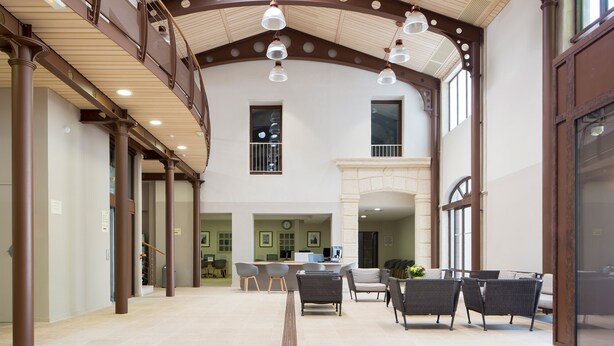 A spacious lobby with high ceilings, a staircase, and a reception desk. - 25 Very large M-Home quiet nature air conditioning Bedarieux sleeps 4 (Bédarieux)