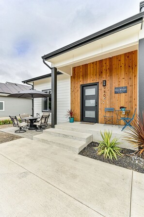 Outdoor dining - Waterfront, Pets Welcome, Fire Pit, Noon Checkout (Ocean Shores)