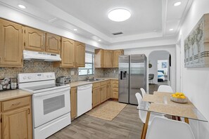 Køleskab, mikrobølgeovn, ovn, kogeplade