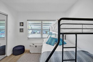 4 soverom, skrivebord, strykejern/-brett og reiseseng for barn