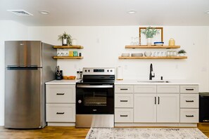 Refrigerador, microondas, horno y parrilla de estufa 