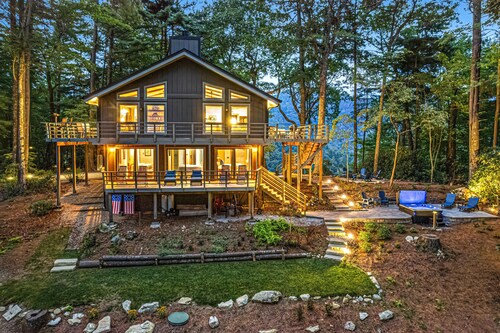 Mt Getaway: Amazing Views, Hot Tub & Fire Pit on 10 acres, 4 miles to Cashiers!