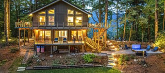 Mt Getaway: Amazing Views, Hot Tub & Fire Pit on 10 acres, 4 miles to Cashiers!