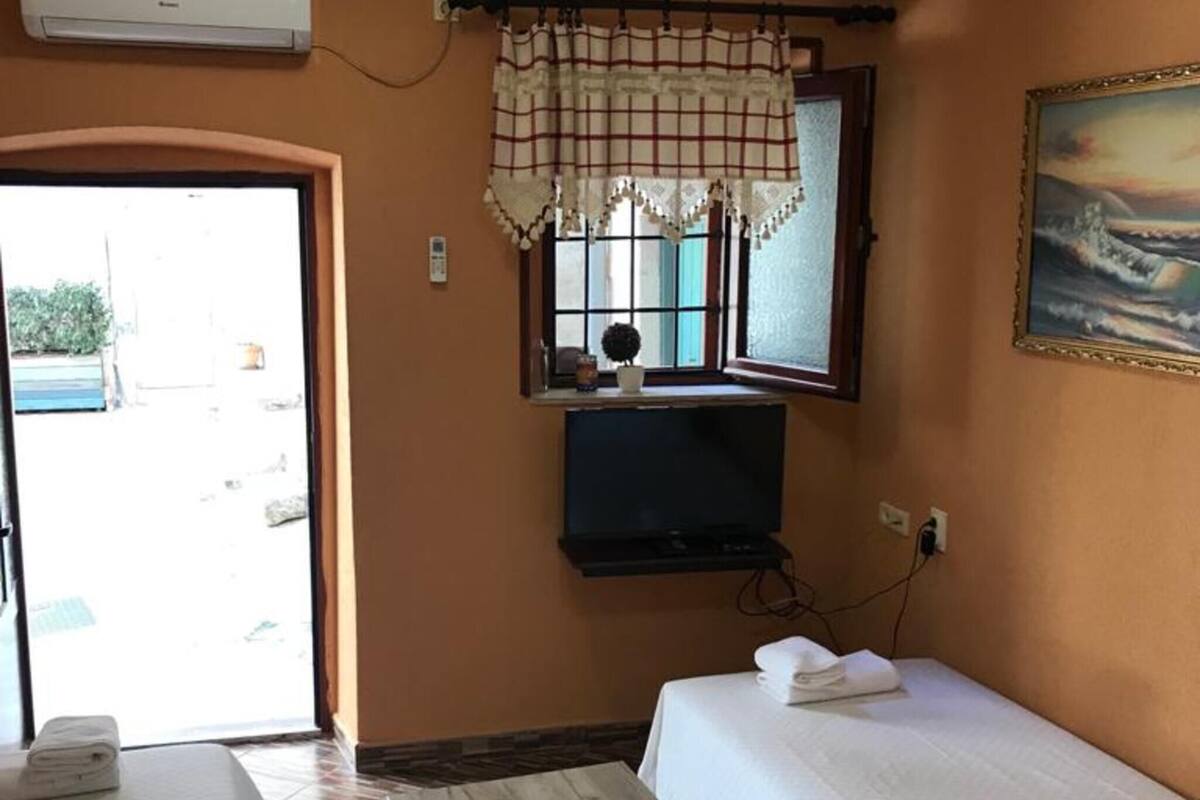Egyptian cotton sheets, premium bedding, soundproofing, free WiFi
