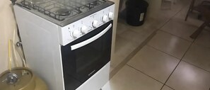 Kühlschrank, Mikrowelle, Herdplatte, Mixer