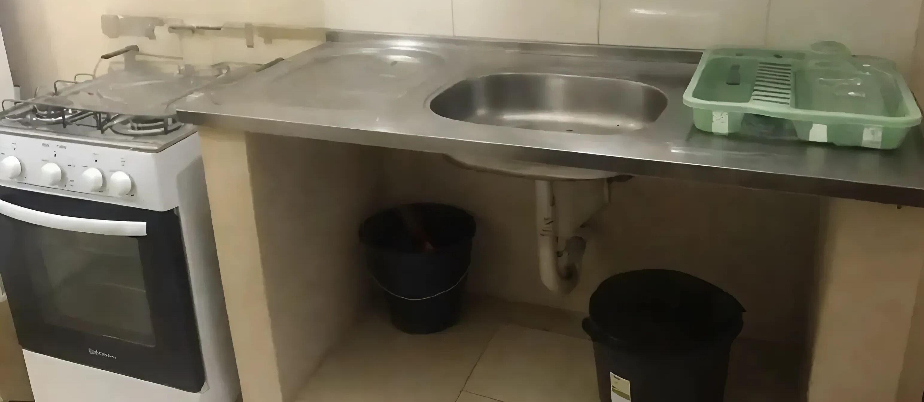 Réfrigérateur, micro-ondes, plaque de cuisson, blender