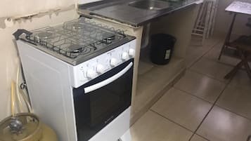 Refrigerador, microondas, parrilla de estufa y licuadora