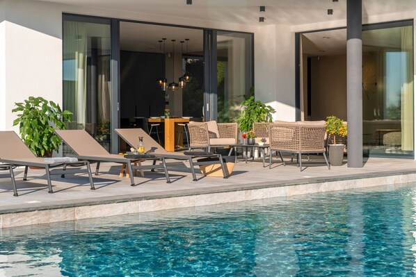 حمّام سباحة مُدفَّأ