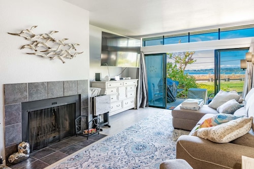 Water Front, beach access,  indoor  pool, soaking hot tub,  BBQ , JL103