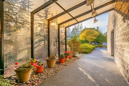 Water Front, beach access,  indoor  pool, soaking hot tub,  BBQ , JL103