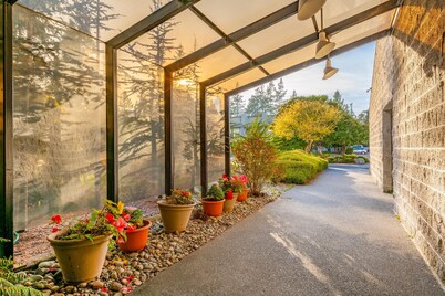 Water Front, beach access, indoor pool, soaking hot tub, BBQ , JL103