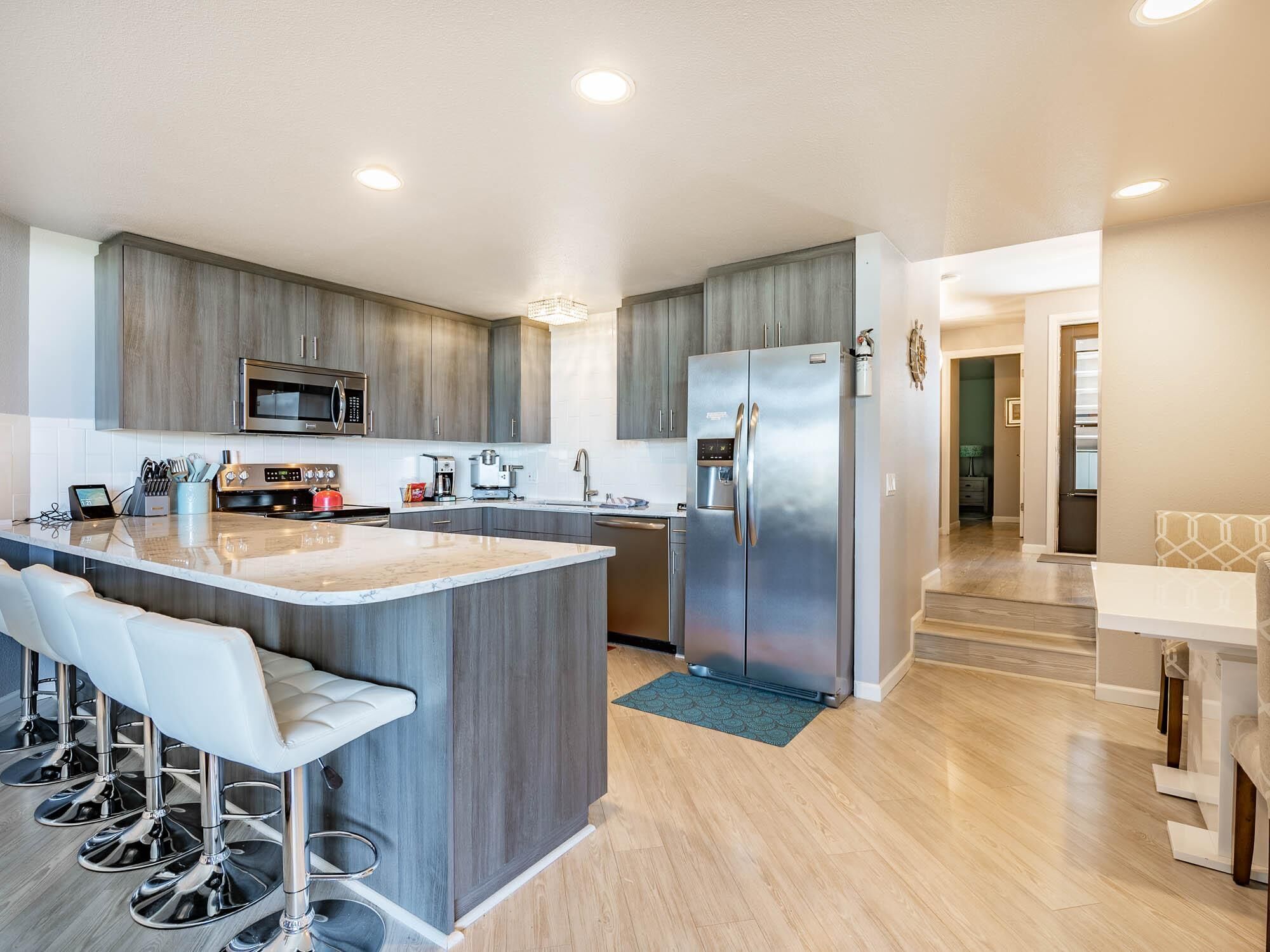 冷蔵庫、電子レンジ、オーブン、コンロ