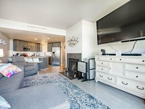 Smart TV, fireplace, DVD player, ping pong - Water Front, beach access,  indoor  pool,  BBQ , JL103 (Birch Bay)